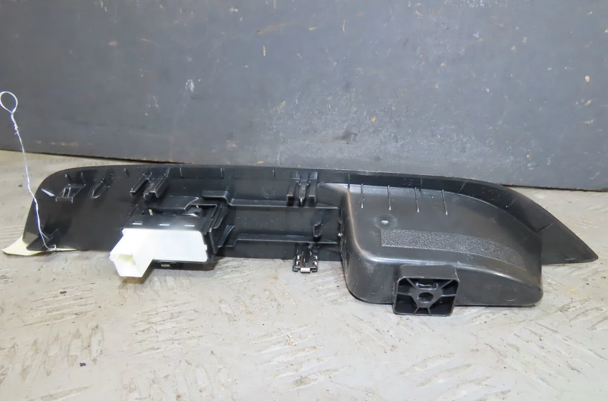 Commande lève-glace porte avant droite Peugeot 208 II (UB_, UP_, UW_, UJ_) 1.5 bluehdi 100 (2019) occasion — photo 2