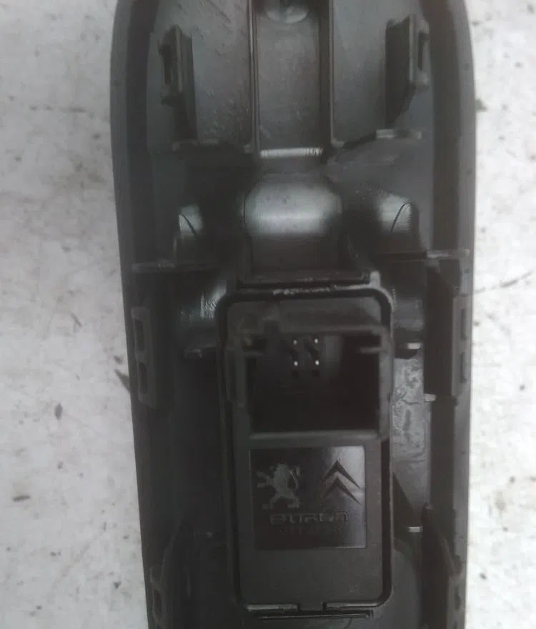 Commande lève-glace porte avant droite PEUGEOT 3008 I 2013 occasion — photo 2