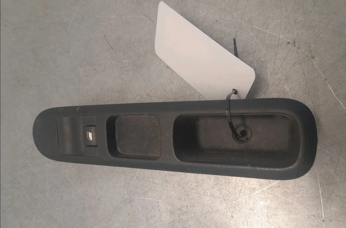 Commande lève-glace porte avant droite Peugeot 3008 Monospace (0U_) 1.6 bluehdi 120 (2014-2016) occasion