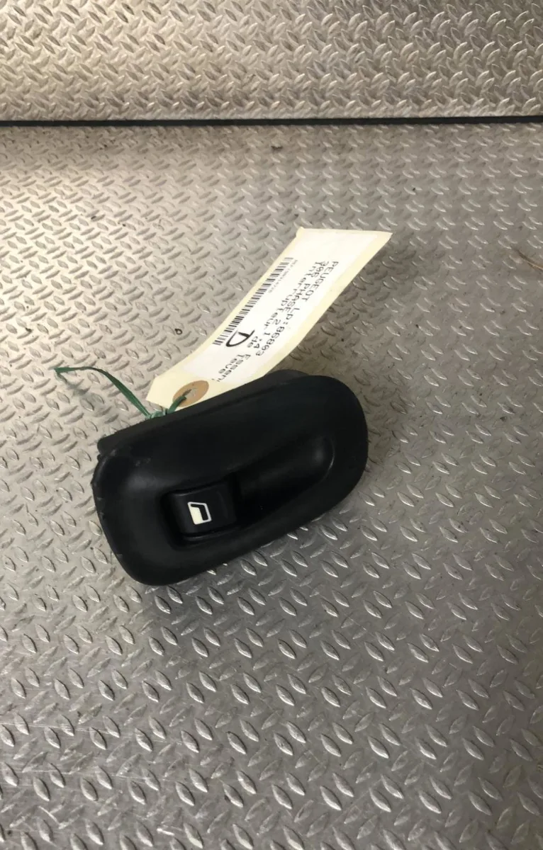 Commande lève-glace porte avant droite Peugeot 306 3-5 portes (7A, 7C, N3, N5) 1.4 (1993-2001) 5 portes occasion