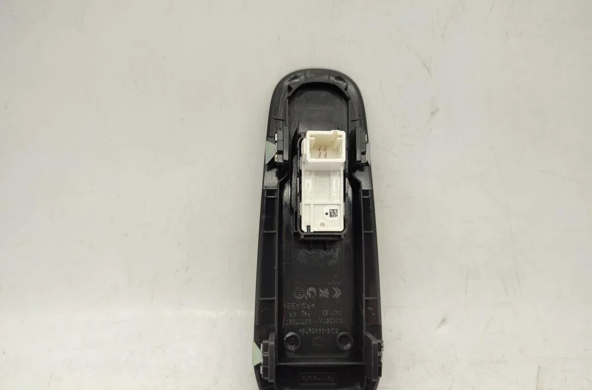 Commande lève-glace porte avant droite PEUGEOT 308 2 SW PHASE 2 BREAK occasion — photo 4