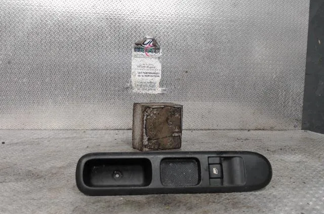 Commande lève-glace porte avant droite PEUGEOT 5008 1 5008 1 PHASE 1 occasion