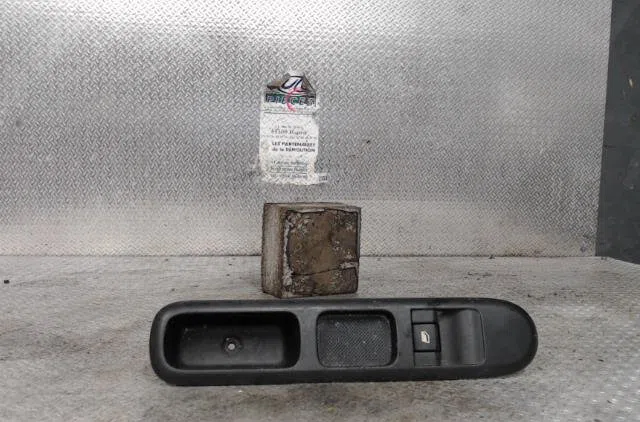 Commande lève-glace porte avant droite PEUGEOT 5008 1  5008 1 PHASE 1 occasion