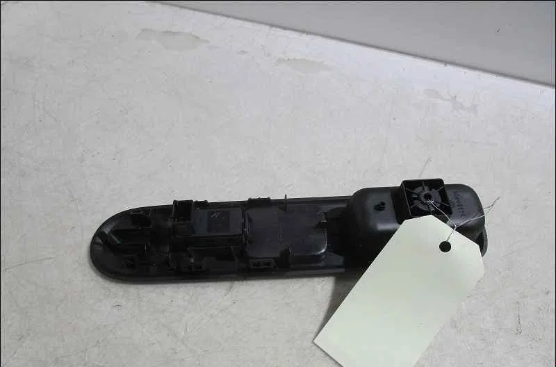 Commande lève-glace porte avant droite PEUGEOT 5008 I occasion — photo 2
