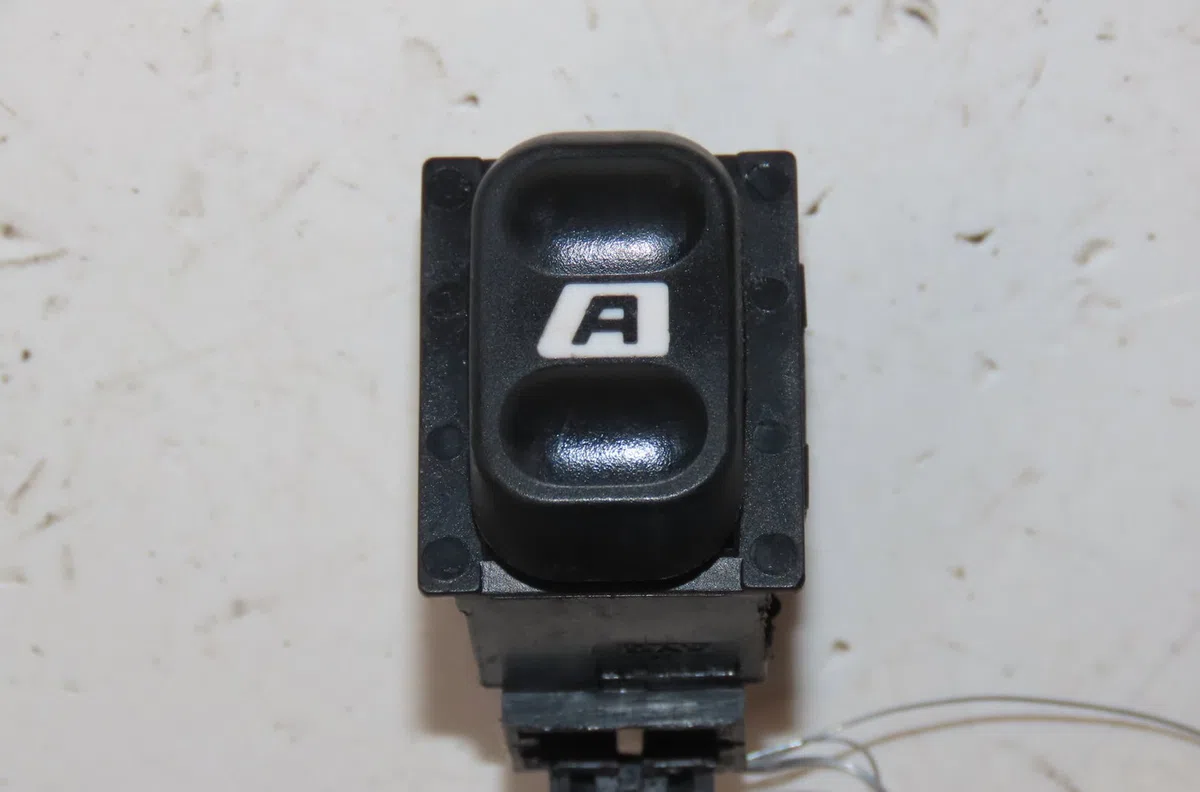 Commande lève-glace porte avant droite Peugeot 607 (9D, 9U) 2.0 hdi (2005-2011) occasion — photo 3