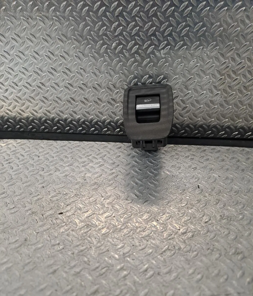 Commande lève-glace porte avant droite RENAULT CAPTUR 2  CAPTUR 2 occasion — photo 2