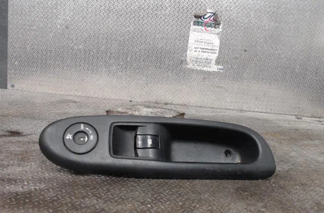 Commande lève-glace porte avant droite RENAULT CLIO 2 CAMPUS  CLIO 2 CAMPUS PHASE 1 occasion — photo 2