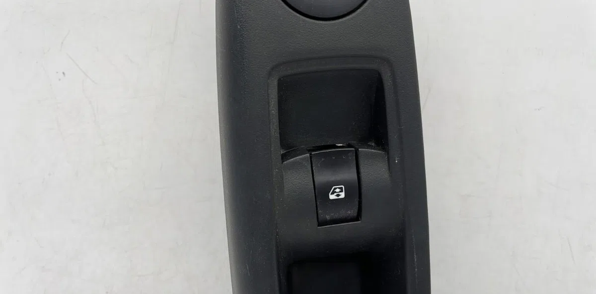 Commande lève-glace porte avant droite RENAULT CLIO 2 CAMPUS PHASE 1 occasion — photo 4
