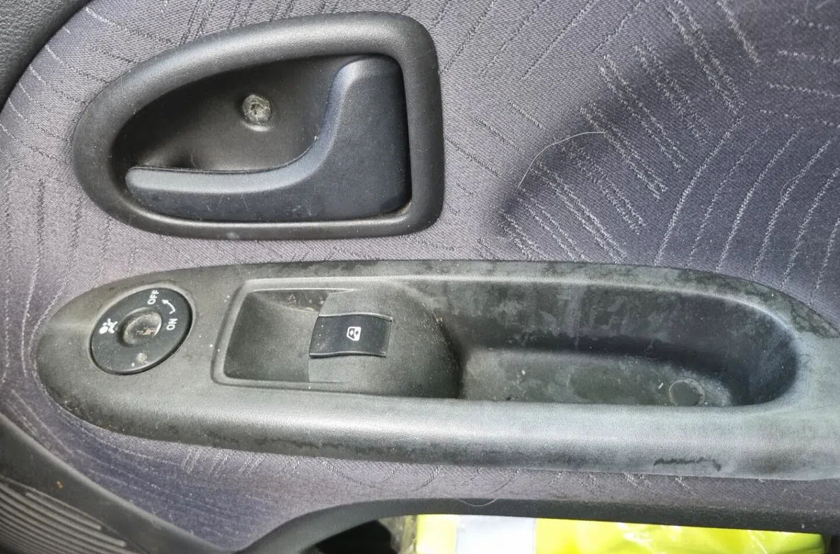 Commande lève-glace porte avant droite RENAULT CLIO 2 PHASE 2 occasion — photo 3