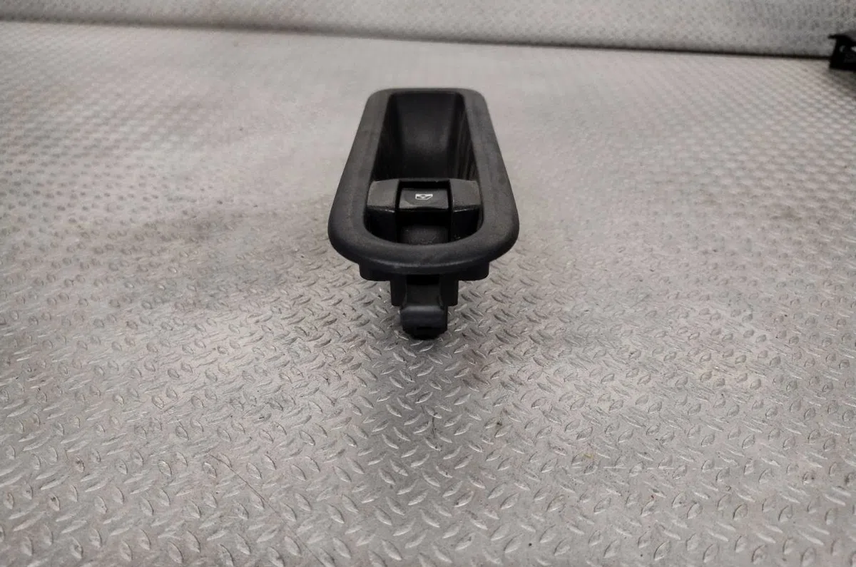 Commande lève-glace porte avant droite RENAULT CLIO 3  CLIO 3 PHASE 1 BREAK occasion — photo 2