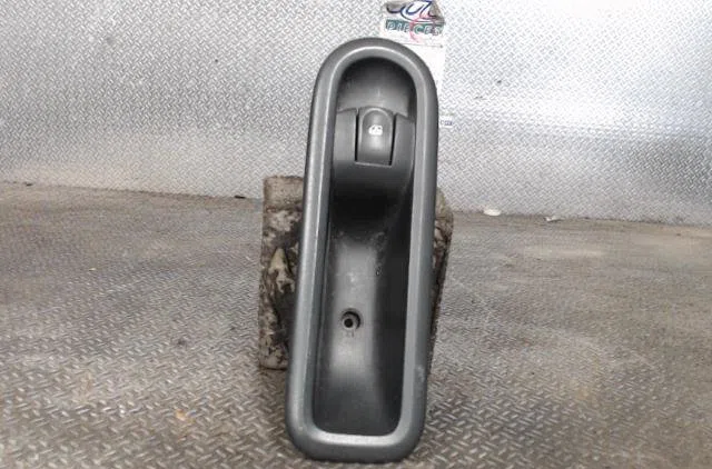 Commande lève-glace porte avant droite RENAULT CLIO 3  CLIO 3 PHASE 2 BREAK occasion — photo 2