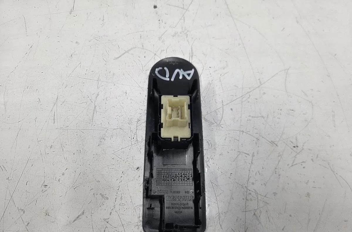 Commande lève-glace porte avant droite RENAULT CLIO 4 PHASE 1 BREAK occasion — photo 2