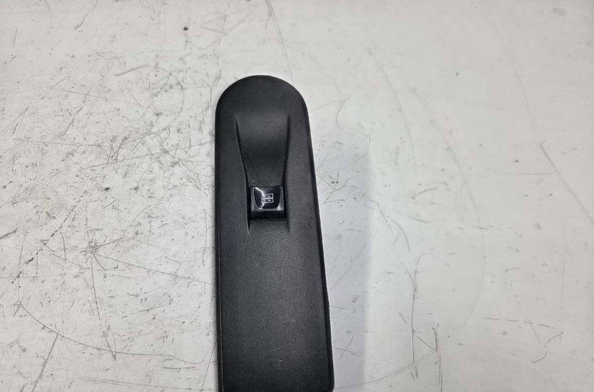 Commande lève-glace porte avant droite RENAULT CLIO 4 PHASE 1 BREAK occasion — photo 3