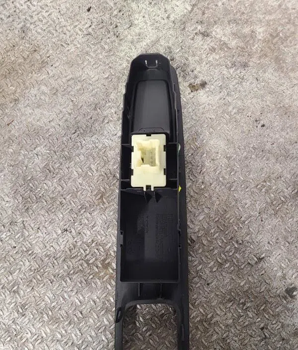 Commande lève-glace porte avant droite RENAULT CLIO 4 PHASE 2 occasion — photo 2