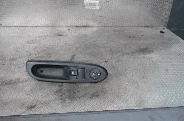 Commande lève-glace porte avant droite Renault CLIO II (BB_, CB_) 1.5 dci (b-cb07) (2001-2009) 3 portes occasion — photo 2