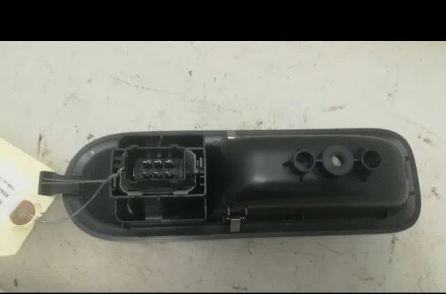 Commande lève-glace porte avant droite Renault CLIO III (BR0-1, CR0-1) 1.2 16v (br02, br0j, br11, cr02, cr0j, cr11) (2005-2014) 5 portes occasion — photo 2