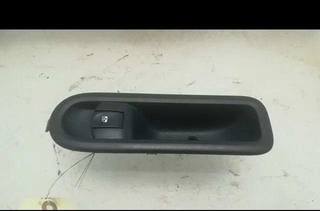 Commande lève-glace porte avant droite Renault CLIO III (BR0-1, CR0-1) 1.2 16v (br02, br0j, br11, cr02, cr0j, cr11) (2005-2014) 5 portes occasion — photo 4