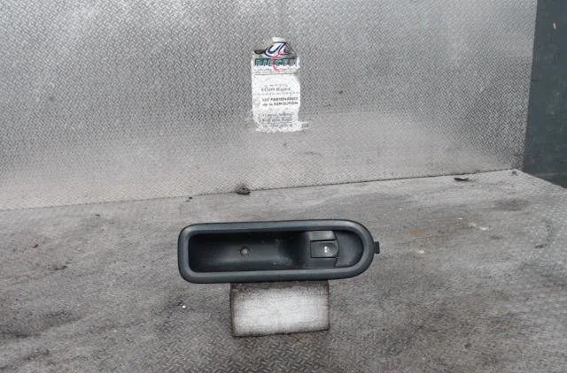 Commande lève-glace porte avant droite Renault CLIO III (BR0-1, CR0-1) 1.5 dci (2010-2014) 3 portes occasion — photo 2