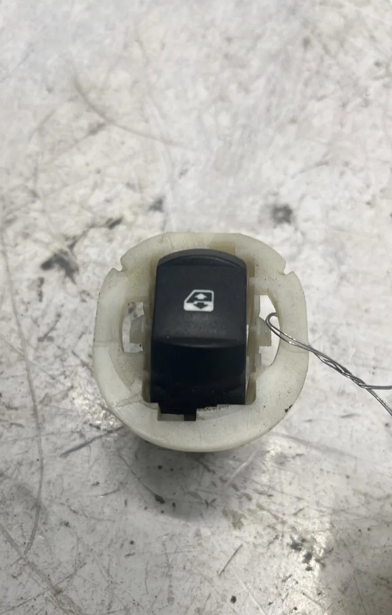 Commande lève-glace porte avant droite Renault CLIO III (BR0-1, CR0-1) 1.5 dci (br17, cr17) (2005-2012) 5 portes occasion