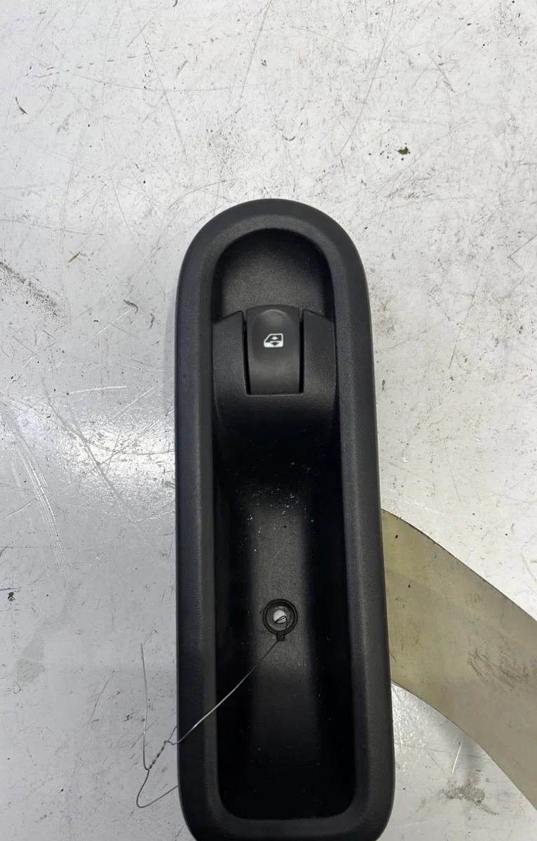 Commande lève-glace porte avant droite Renault CLIO III (BR0-1, CR0-1) 1.5 dci (c-br0g, c-br1g) (2005-2012) 5 portes occasion