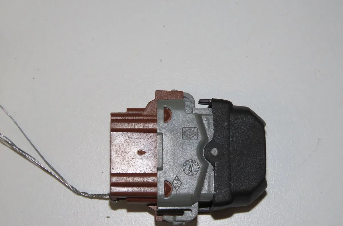 Commande lève-glace porte avant droite Renault CLIO III Grandtour (KR0-1_) 1.2 16v (2010-2012) occasion