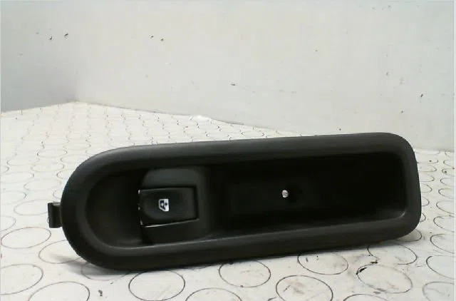 Commande lève-glace porte avant droite RENAULT CLIO III phase 1 ESTATE 01-2008--03-2009 1.5 DCI 85ch occasion — photo 2