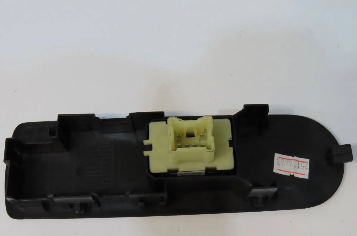Commande lève-glace porte avant droite Renault CLIO IV (BH_) 1.5 dci 90 (2012) 5 portes occasion — photo 2