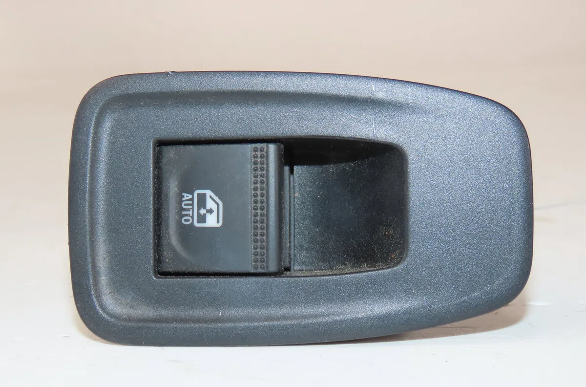 Commande lève-glace porte avant droite Renault CLIO V (B7_) Tce 90 (b7mt) (2020) occasion