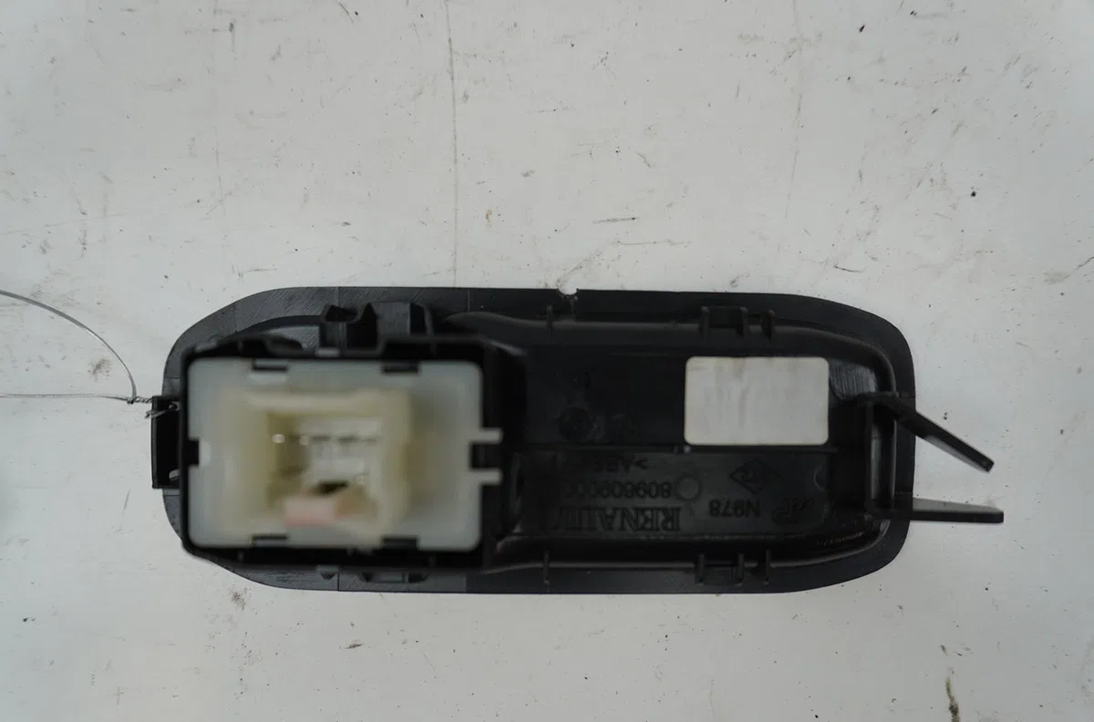 Commande lève-glace porte avant droite Renault EXPRESS Camionnette-Monospace 1.5 blue dci 95 (f6ab) (2021) occasion — photo 4
