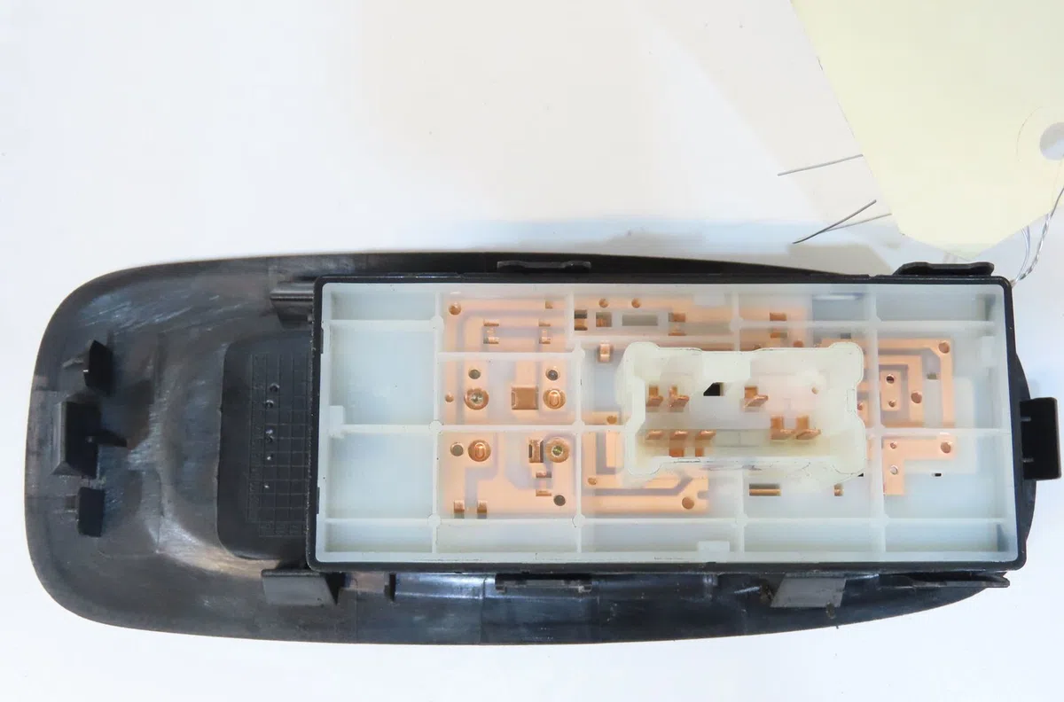 Commande lève-glace porte avant droite Renault KADJAR (HA_, HL_) 1.5 dci 110 (hla3) (2015) occasion