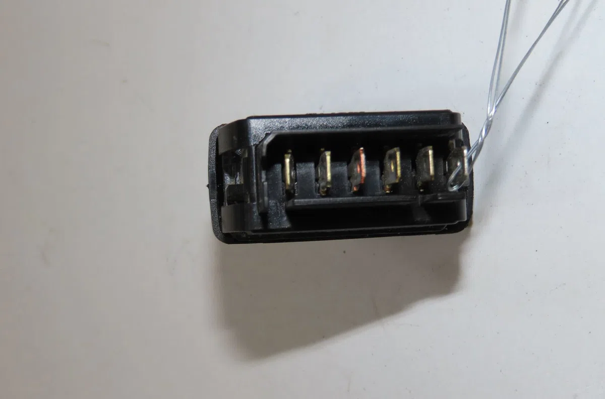 Commande lève-glace porte avant droite Renault KANGOO Express (FC0-1_) 1.2 16v (fc05, fc0w, fc1d, fc1p, fc1k, fc0t) (200