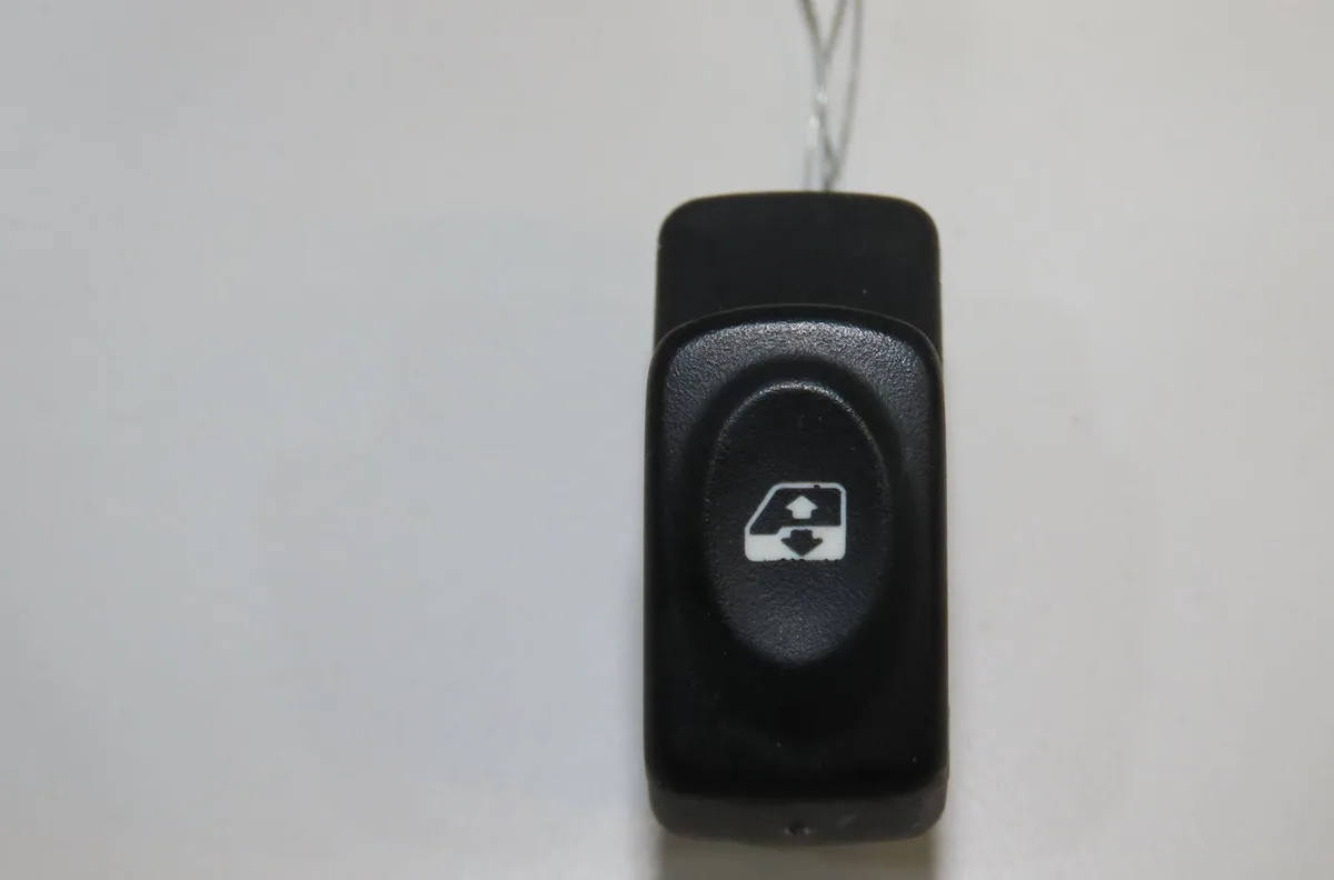 Commande lève-glace porte avant droite Renault KANGOO Express (FC0-1_) D 65 1.9 (fc0e, fc02, fc0j, fc0n) (1997) 4 portes occasion