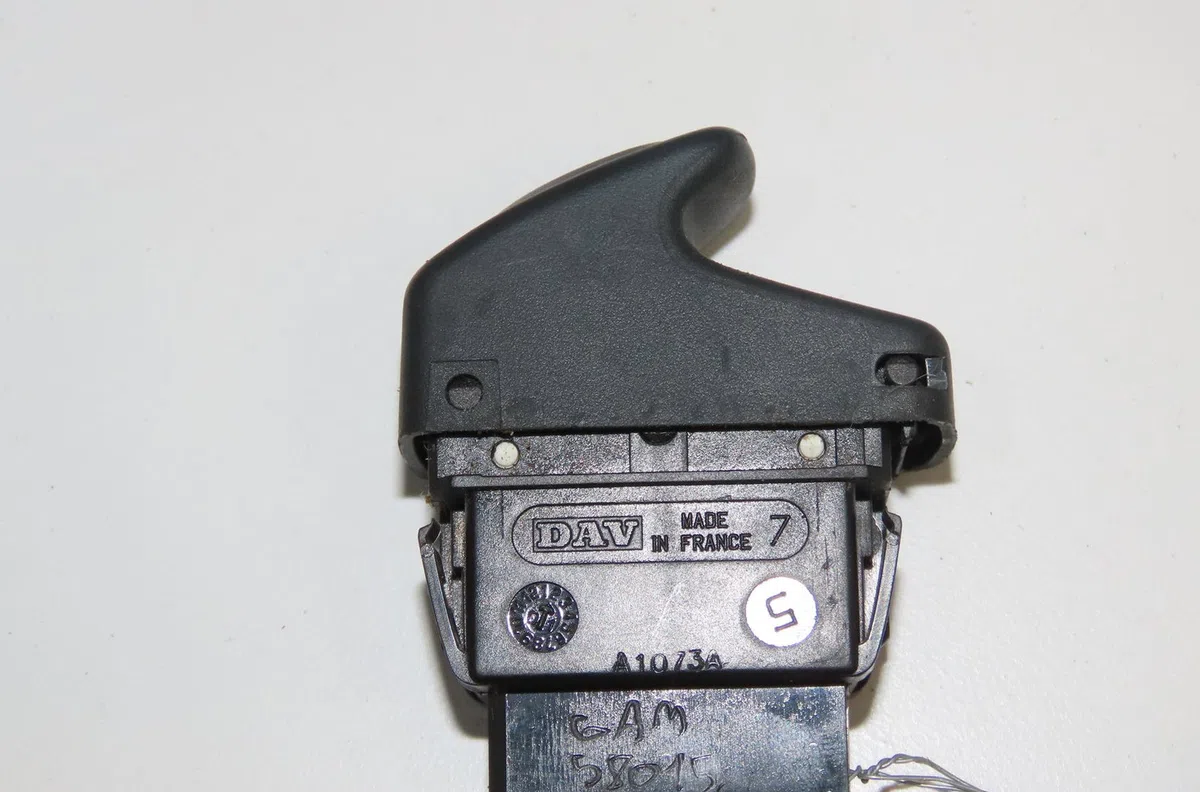 Commande lève-glace porte avant droite Renault KANGOO Express (FC0-1_) D 65 1.9 (fc0e, fc02, fc0j, fc0n) (1997) 4 portes occasion — photo 2