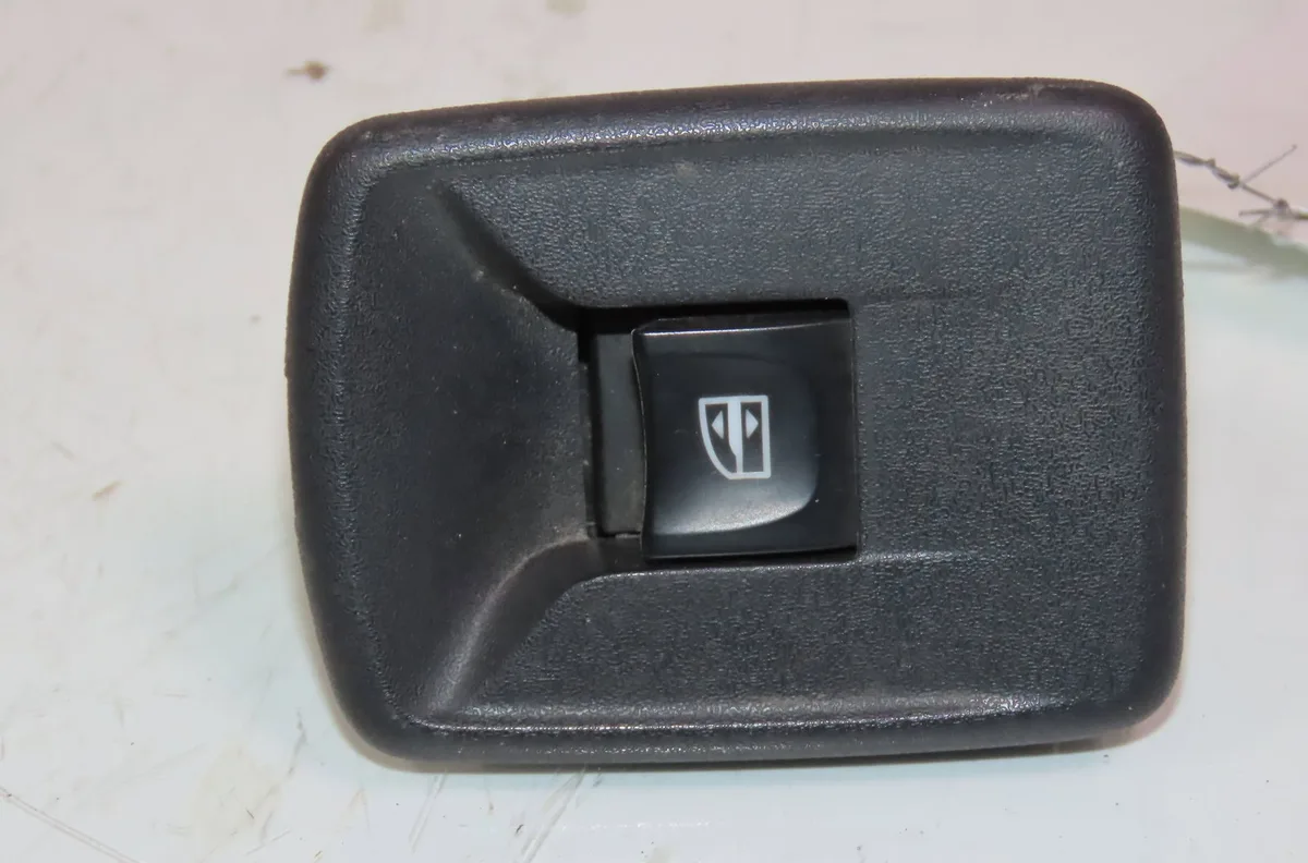 Commande lève-glace porte avant droite Renault KANGOO - GRAND KANGOO II (KW0-1_) 1.5 dci 90 (kw05, kw08, kw0g, kw11) (2008) occasion