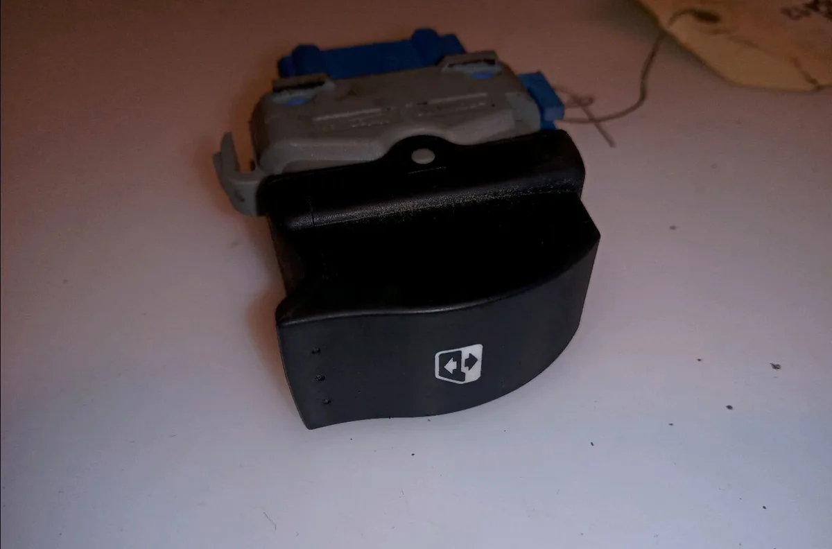 Commande lève-glace porte avant droite Renault KANGOO - GRAND KANGOO II (KW0-1_) 1.5 dci 90 (kw05, kw08, kw0g, kw11) (2008) occasion