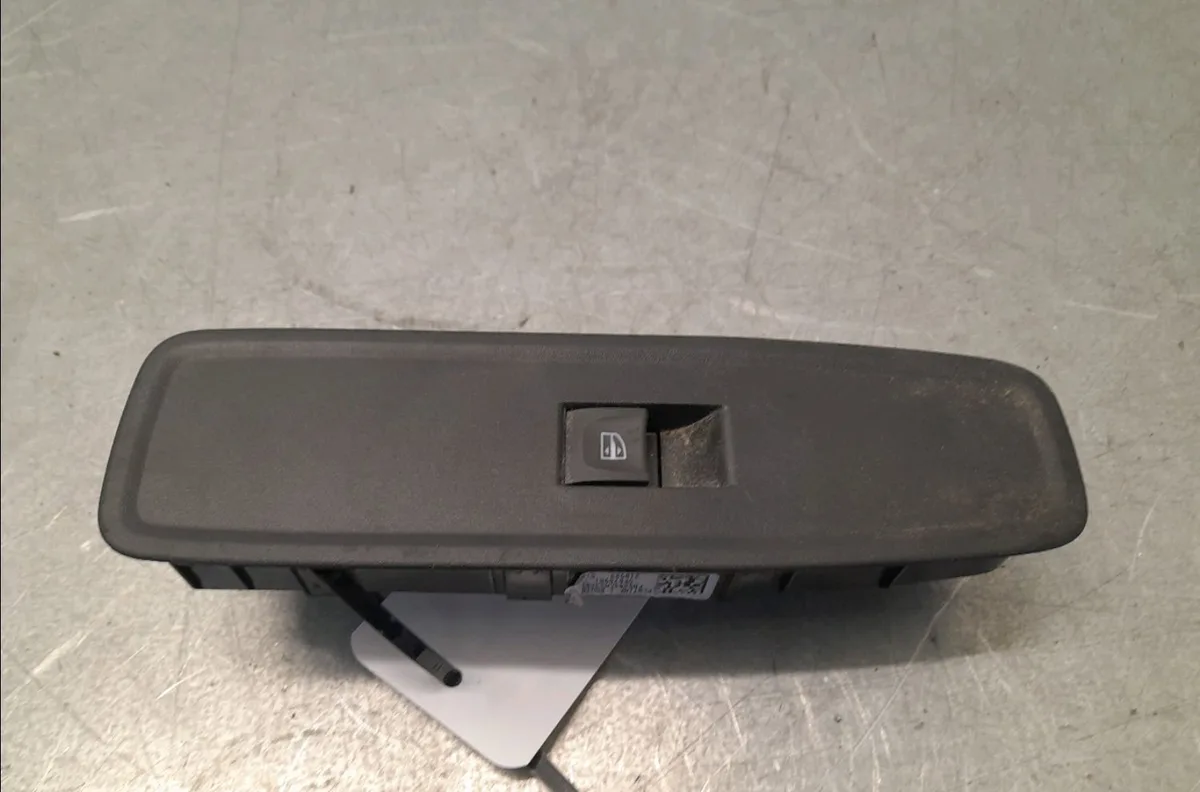 Commande lève-glace porte avant droite Renault KANGOO III Camionnette-Monospace 1.5 blue dci 95 (fjab) (2021) occasion
