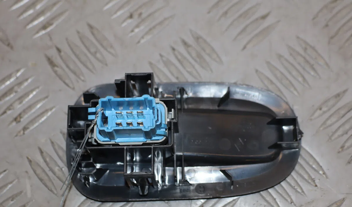 Commande lève-glace porte avant droite Renault MASTER III Camionnette (FV) 2.3 dci 145 rwd (fv0e, fv0f, fv0t, fv10, fv12) (2010) occasion — photo 2