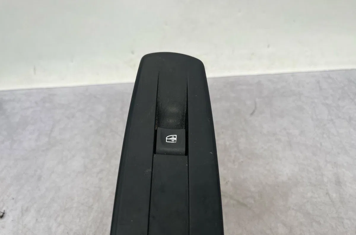 Commande lève-glace porte avant droite RENAULT MEGANE 3 PHASE 1 occasion — photo 3