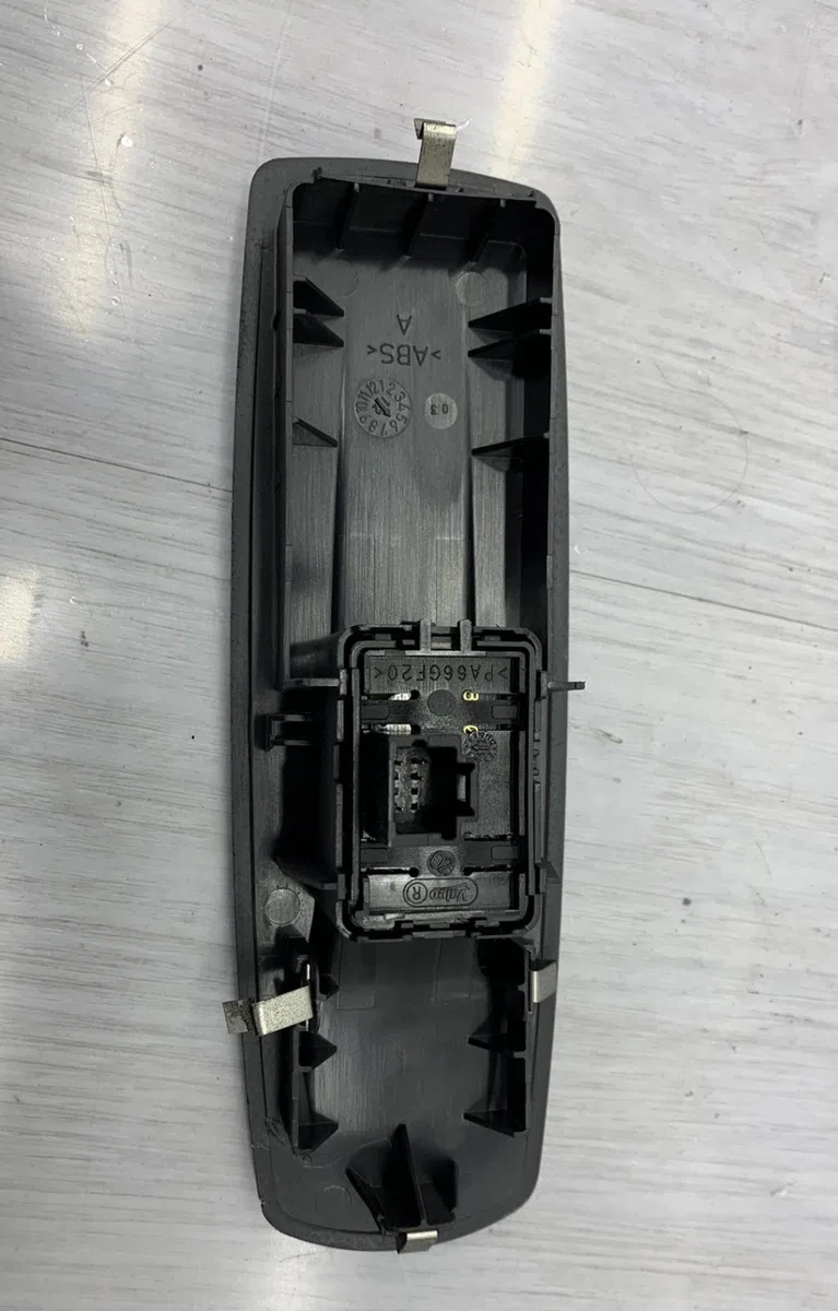 Commande lève-glace porte avant droite RENAULT MEGANE 3 PHASE 2 occasion — photo 2