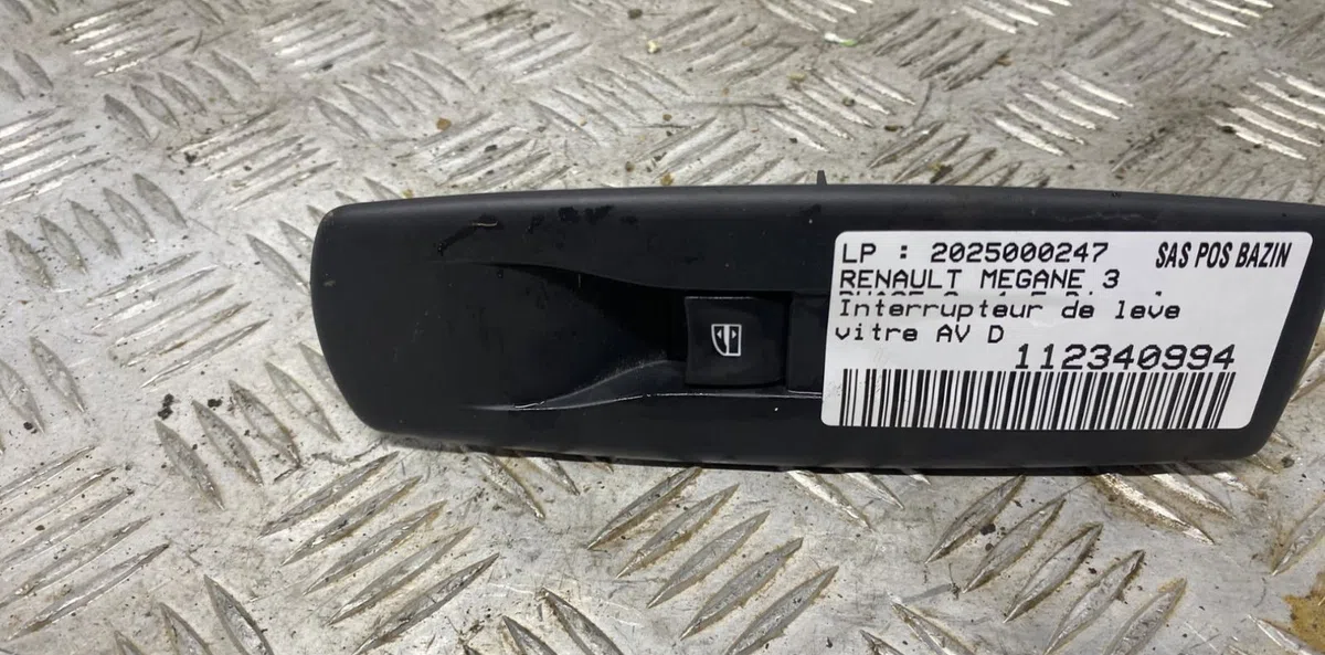 Commande lève-glace porte avant droite RENAULT MEGANE 3 PHASE 3 occasion — photo 3