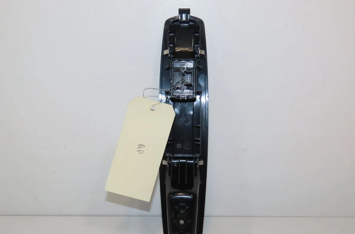 Commande lève-glace porte avant droite Renault MEGANE III 3-5 portes (BZ0-1_, B3_) 1.2 tce (bz2b, bz11) (2012-2015) 5 portes occasion — photo 2