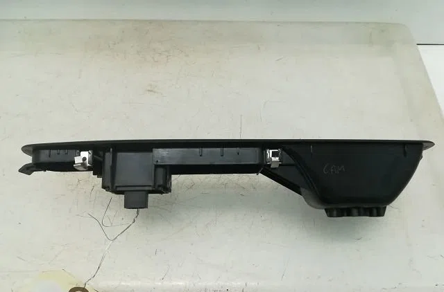Commande lève-glace porte avant droite Renault MEGANE III 3-5 portes (BZ0-1_, B3_) 1.5 dci (bz0c) (2008-2015) 5 portes o
