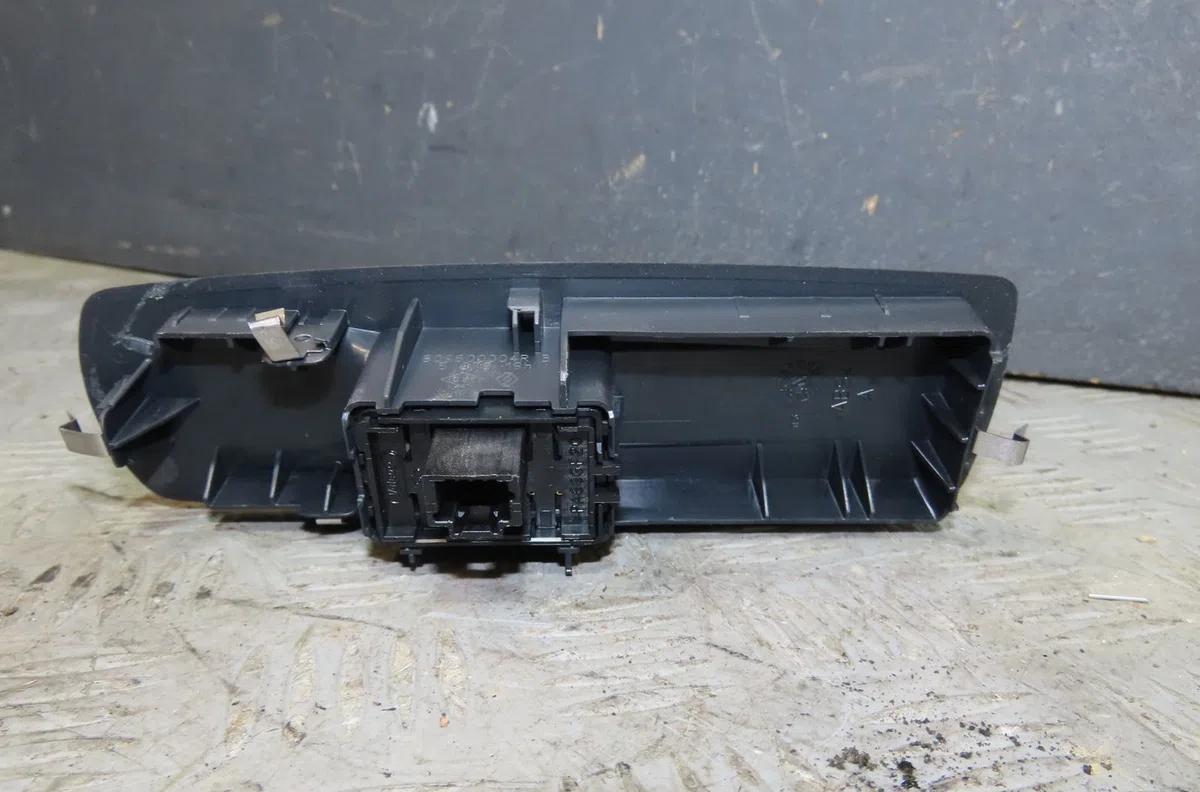 Commande lève-glace porte avant droite Renault MEGANE III Coupé (DZ0-1_) 1.2 tce (dz16, dz28) (2013-2015) occasion
