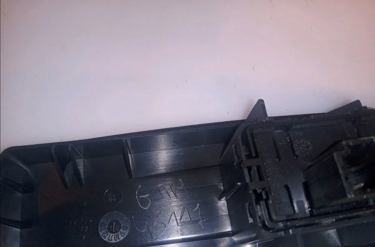 Commande lève-glace porte avant droite Renault MEGANE III Coupé (DZ0-1_) 1.5 dci (dz09, dz0d, dz1f, dz1g, dz14, dz29) (2009-2015) 3 portes occasion — photo 3