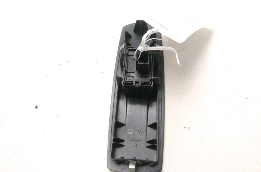 Commande lève-glace porte avant droite Renault MEGANE III Grandtour (KZ0-1) 1.5 dci (kz1m, kz1w, kz0r) (2009) occasion