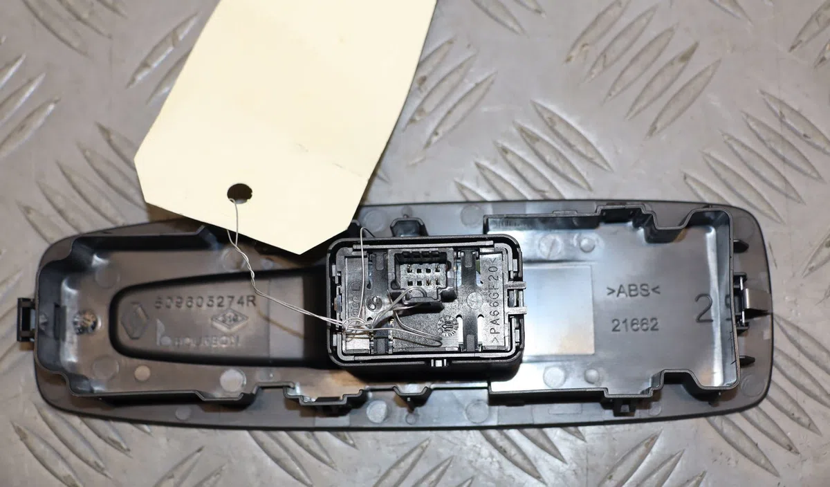 Commande lève-glace porte avant droite Renault MEGANE IV 3-5 portes (B9A-M-N_) 1.2 tce 100 (b9ms) (2015) occasion — photo 2