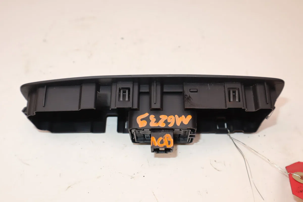 Commande lève-glace porte avant droite Renault MEGANE IV 3-5 portes (B9A-M-N_) 1.5 dci 110 (b9a3) (2015) occasion — photo 2
