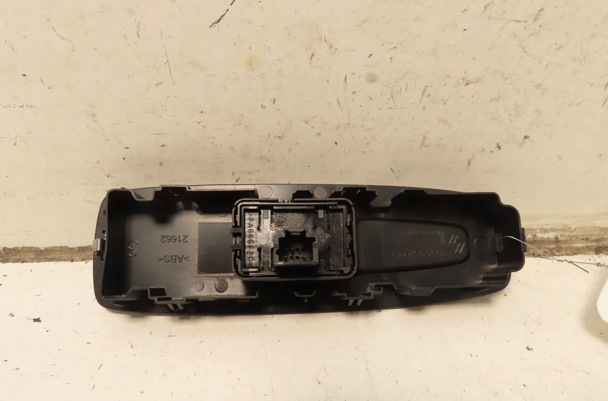 Commande lève-glace porte avant droite Renault MEGANE IV Estate (K9A-M-N_) 1.5 dci 110 (2016) occasion