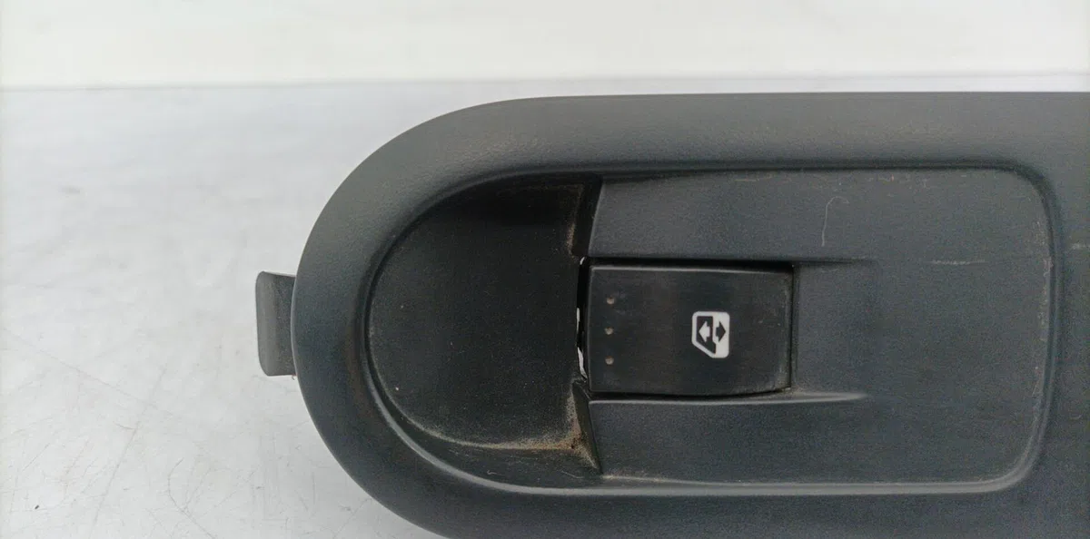 Commande lève-glace porte avant droite RENAULT SCENIC 2 PHASE 1 occasion — photo 2