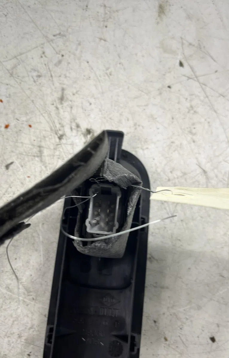 Commande lève-glace porte avant droite RENAULT SCENIC 2 PHASE 1 occasion — photo 2